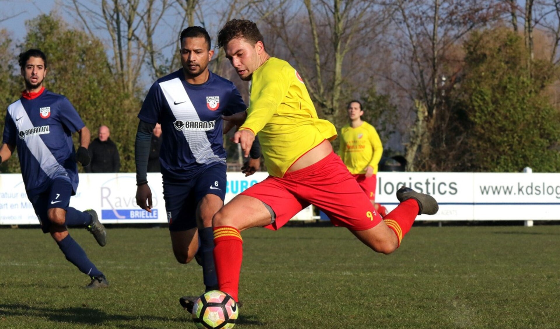 OHVV, hier met de scorende Jarno Huisman, heeft de kans op de tweede periodetitel na de 2-0 zege tegen Pretoria behouden. TvK.