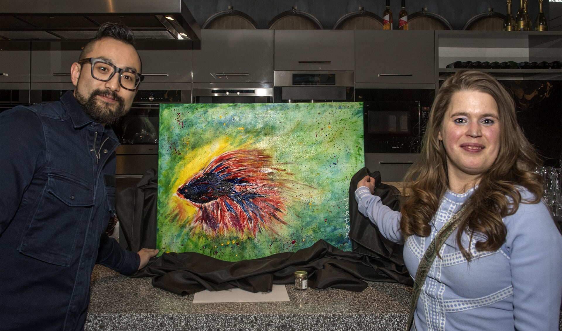 Jordan en Manon met het door Jordan geschilderde werk 'Fighting Fish dat zij beschikbaar stelden  - Foto Jos Uijtdehaage