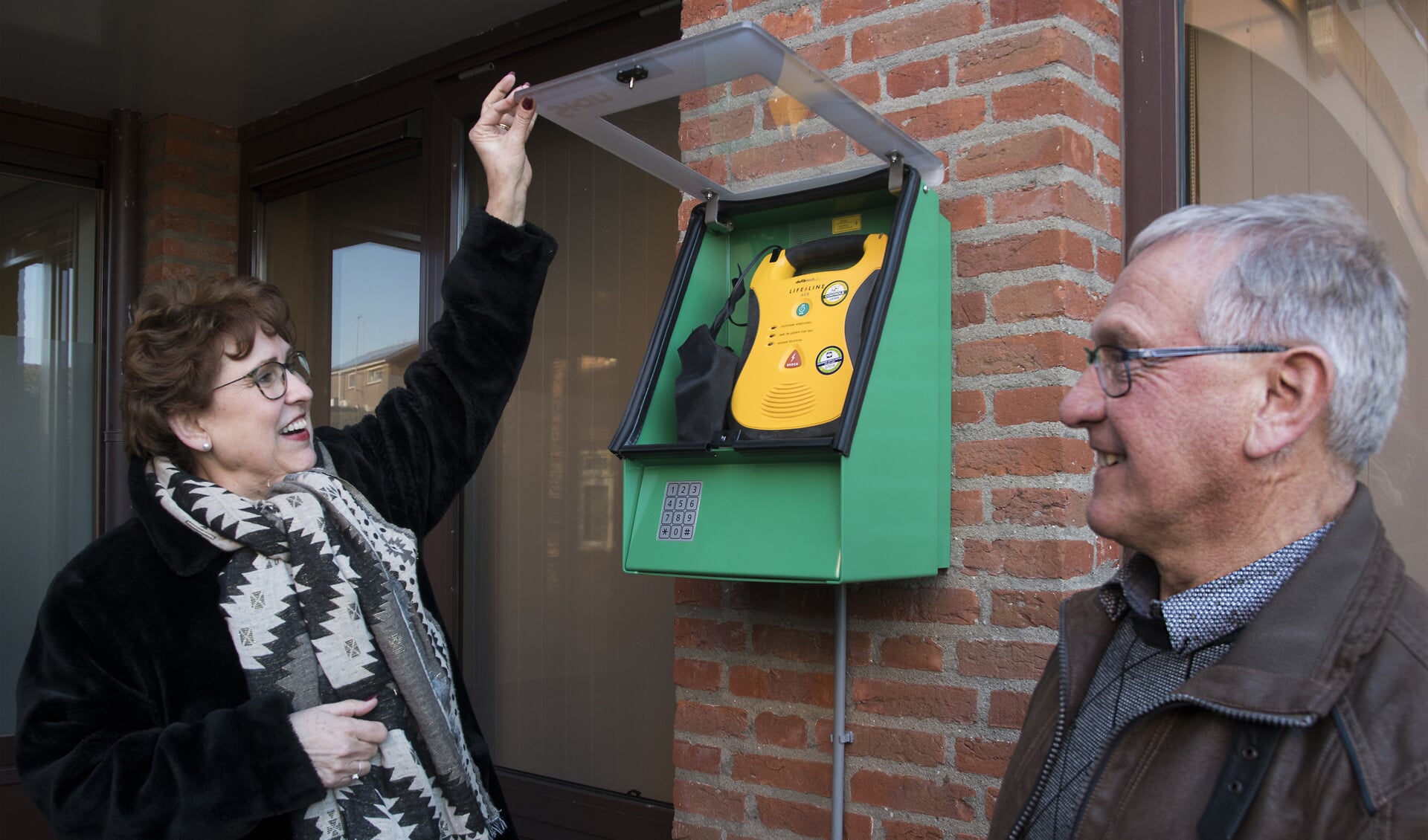 De eerste AED in een buitenkast hangt naast de ingang van het gemeentehuis in Rockanje (Foto: Jos Uijtdehaage)