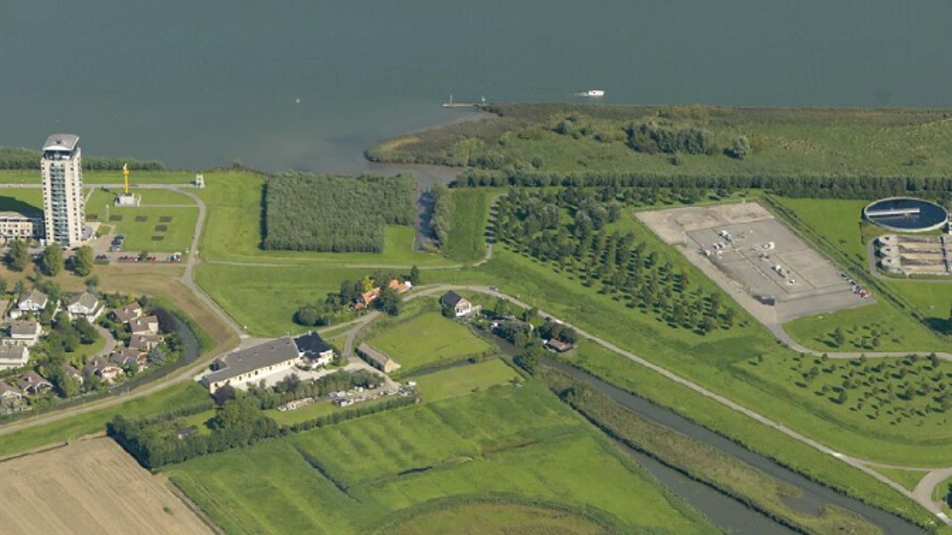 Luchtfoto van de NAM-locatie aan de Papendijk (2008). Het betonnen oppervlak is de locatie.