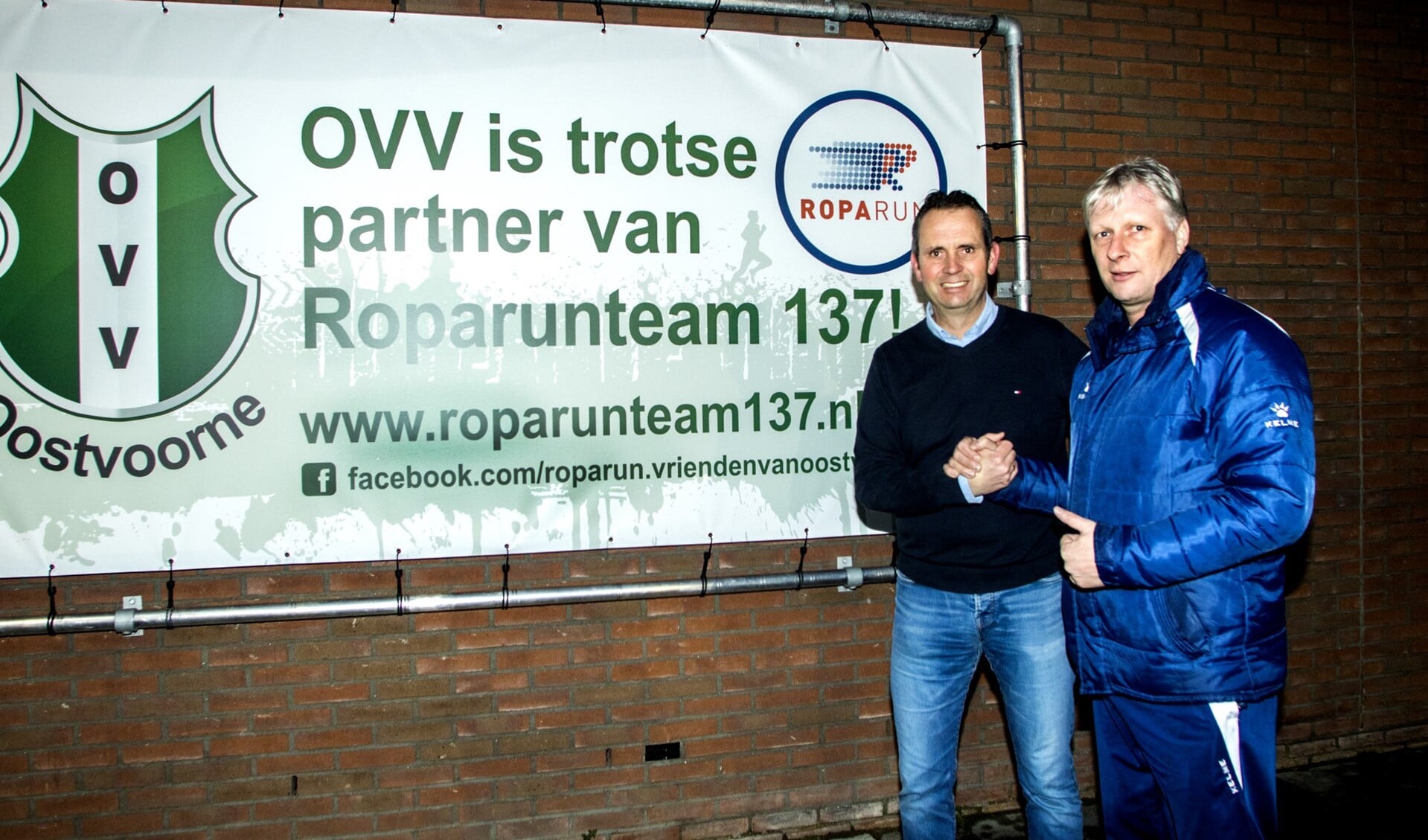 Dennis van Oudenaarden van Roparunteam 137 en Martin Hagers van OVV slaan komende zaterdag de handen ineen voor het goede doel: kankerbestrijding. * Foto: Wil van Balen.