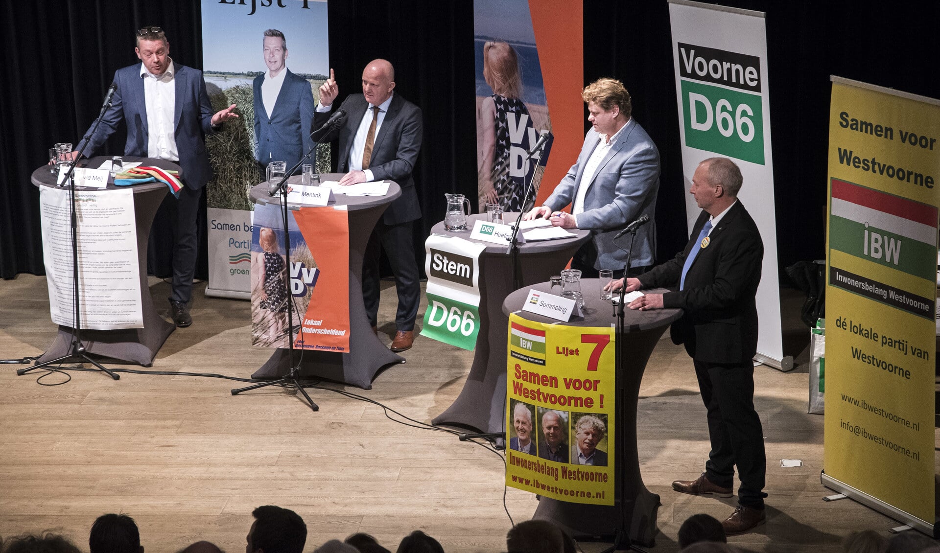 De Westvoornse lijsttrekkers gingen maandagavond in cultureel centrum De Man in Oostvoorne met elkaar in debat over verschillende thema's die in de gemeente Westvoorne spelen (fotografie: Jos Uijtdehaage)