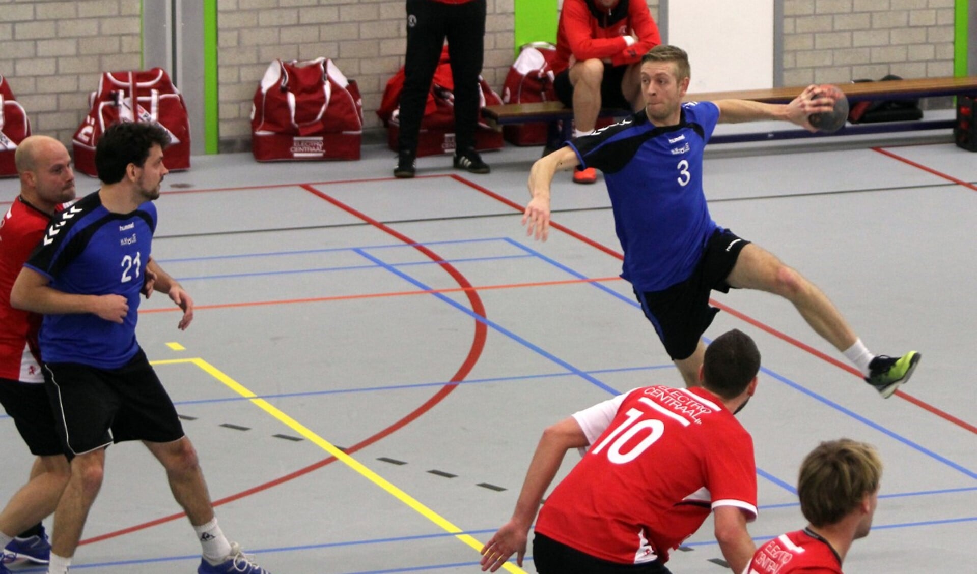 De handballers van HVOS wisten zondag SOS Kwieksport de punten afhandig te maken. Fotografie: Peter de Jong