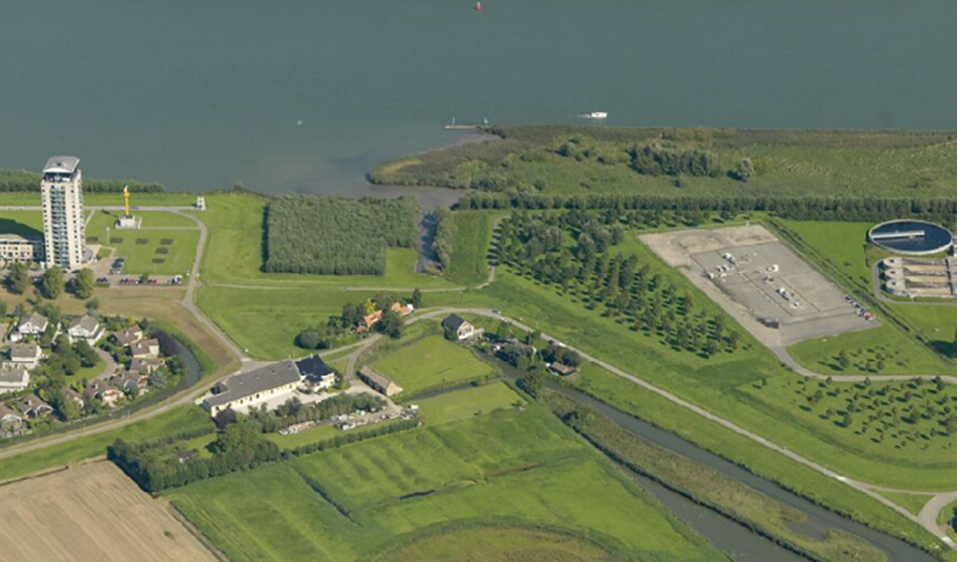Luchtfoto van de NAM-locatie aan de Papendijk (2008). Het betonnen oppervlak is de locatie. 