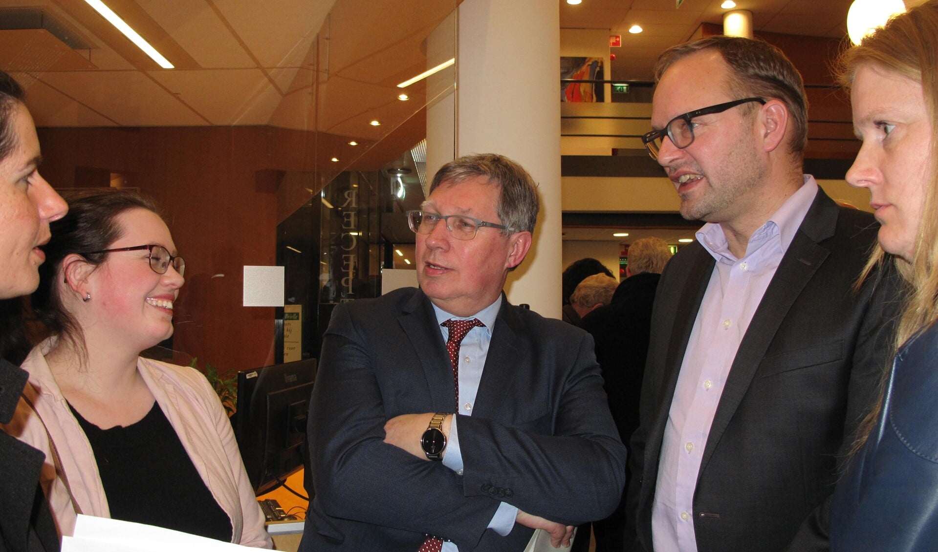 Burgemeester Gregor Rensen tussen enkele verheugde IBGB'ers. Rechts van hem kijkt Robert van der Kooi lachend toe