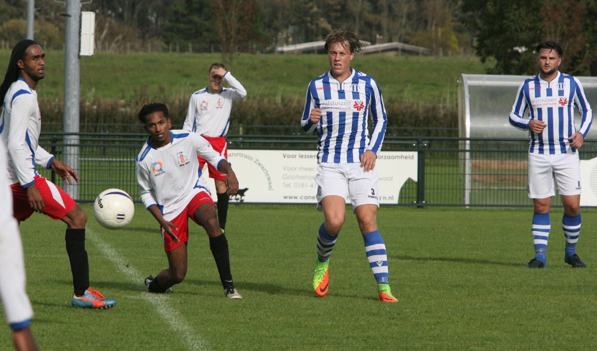 Morris Gelderland bracht Zwartewaal uit een vrije schop op voorsprong tegen WCR. * Archieffoto: Wil van Balen.
