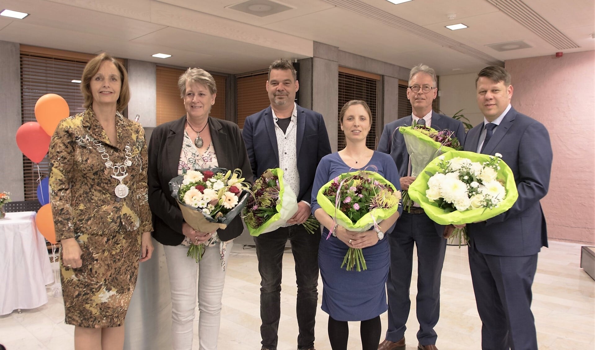 De nieuwe raadsleden, naast de burgemeester, v.l.n.r. Marjan Peelen, Ronald van Spronsen, Karen de Graaf - van Lith, Klaas Kamphuis en Ed Weeder