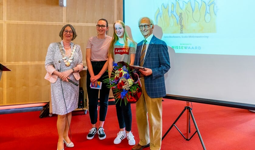 Winnaressen Naomi Vink (l) en Ilse van Wijngaarden (r) met burgemeester Salet en spreker Wolfgang Kotek.