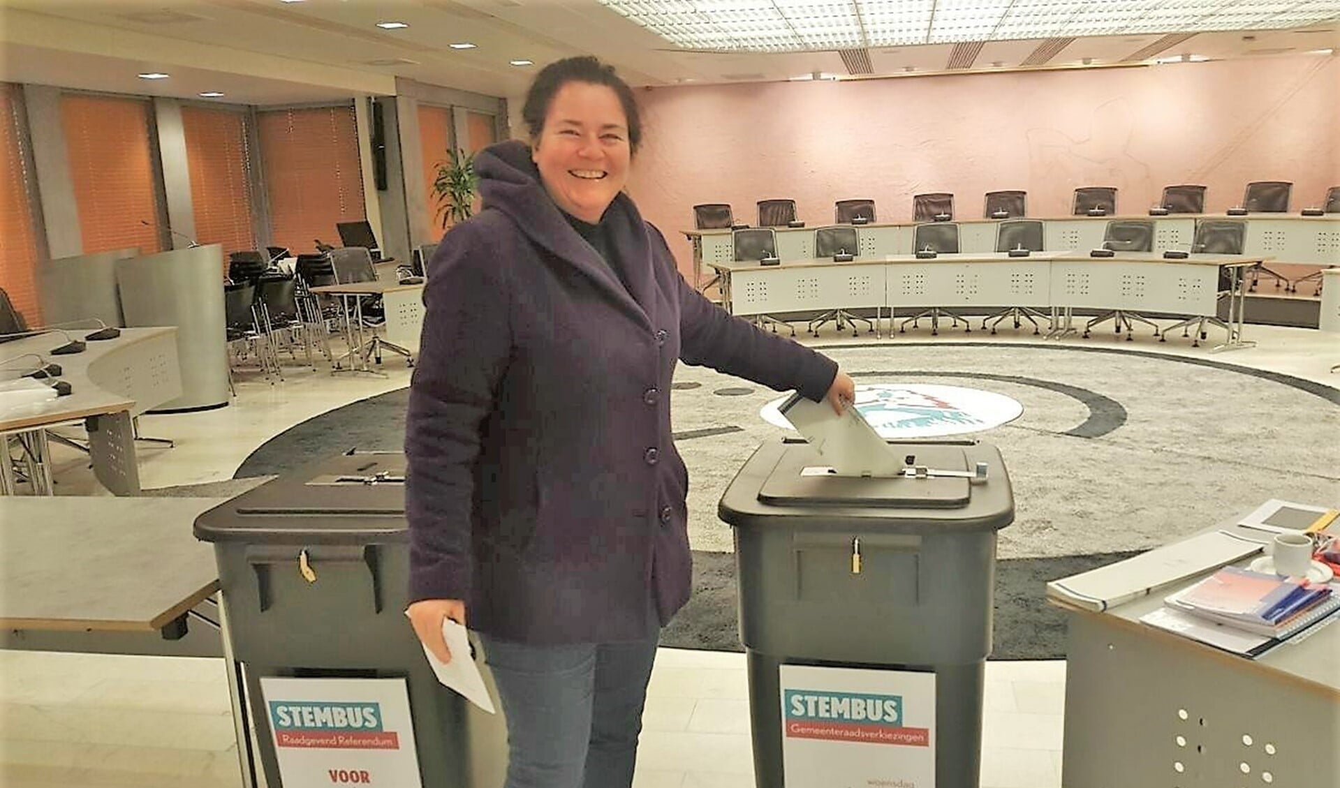 Heleen Boender bij de stembus in het gemeentehuis.