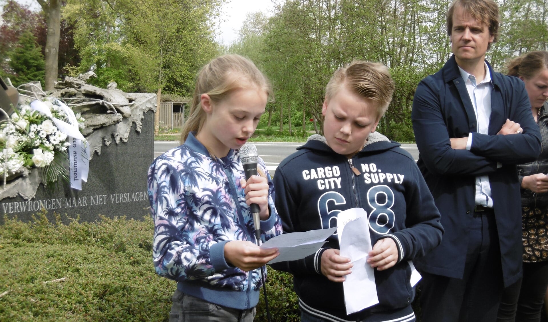 Met door de leerlingen geschreven en voorgedragen gedichten werden de slachtoffers herdacht.