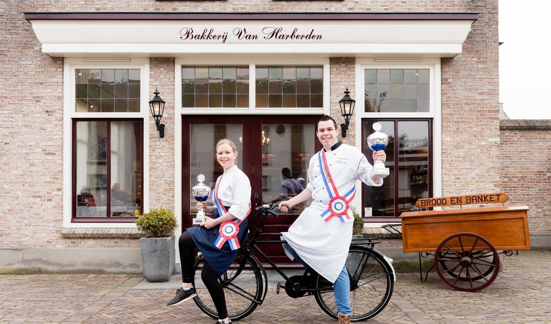 Lynda Timmer en Jan van Harberden voor de winkel van bakkerij Van Harberden in Melissant