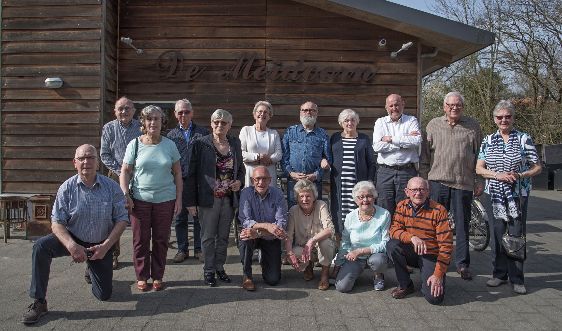 Vijftien reünisten van de 'Overbos eerste klas van 1948' kwamen afgelopen zaterdag in De Meidoorn bij elkaar. * Foto: Jos Uijtdehaage.