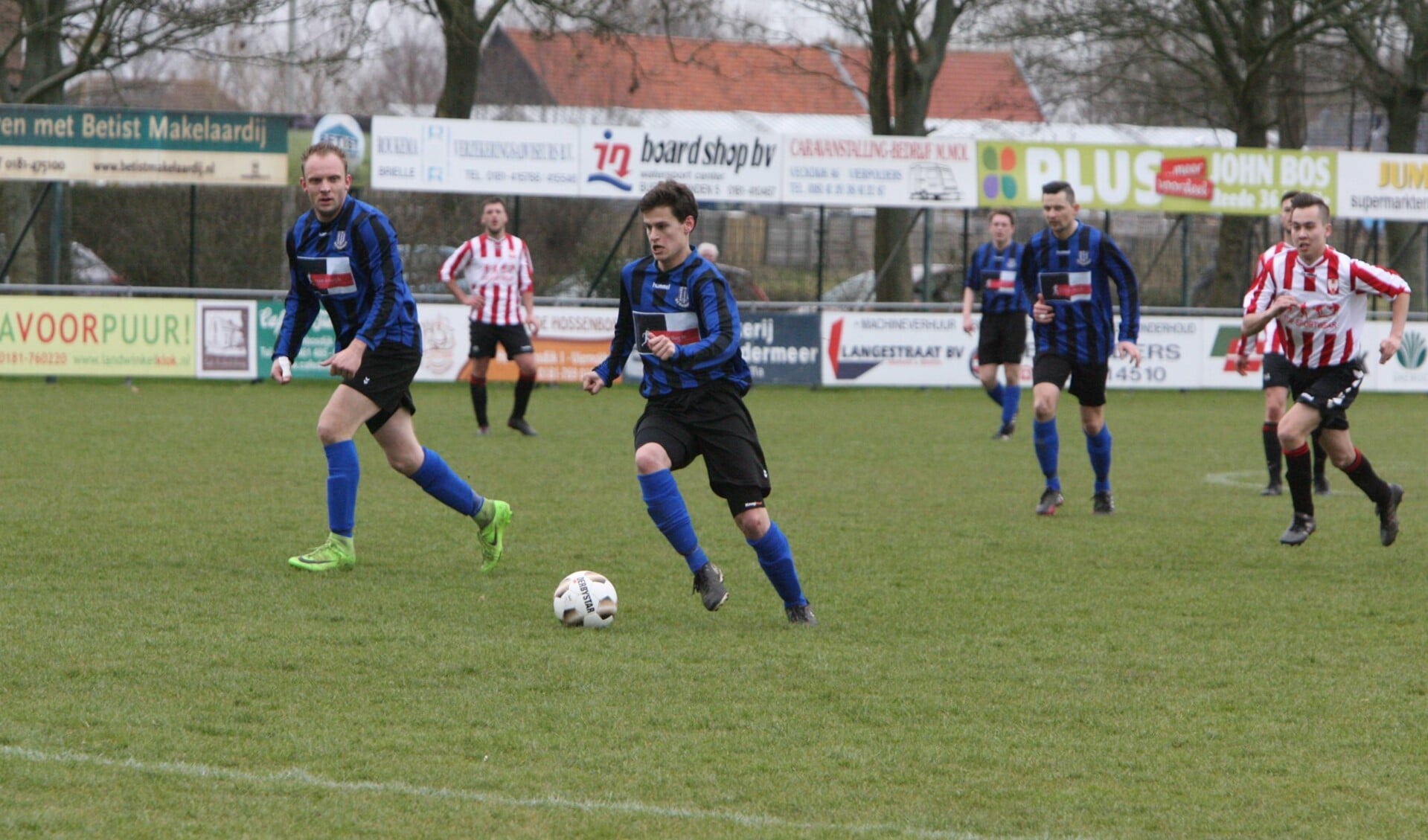 Douwe Zijlstra tekende  voor de openingstreffer van Vierpolders in de met 3-1 gewonnen derby tegen Hekelingen. Foto: Wil van Balen. 