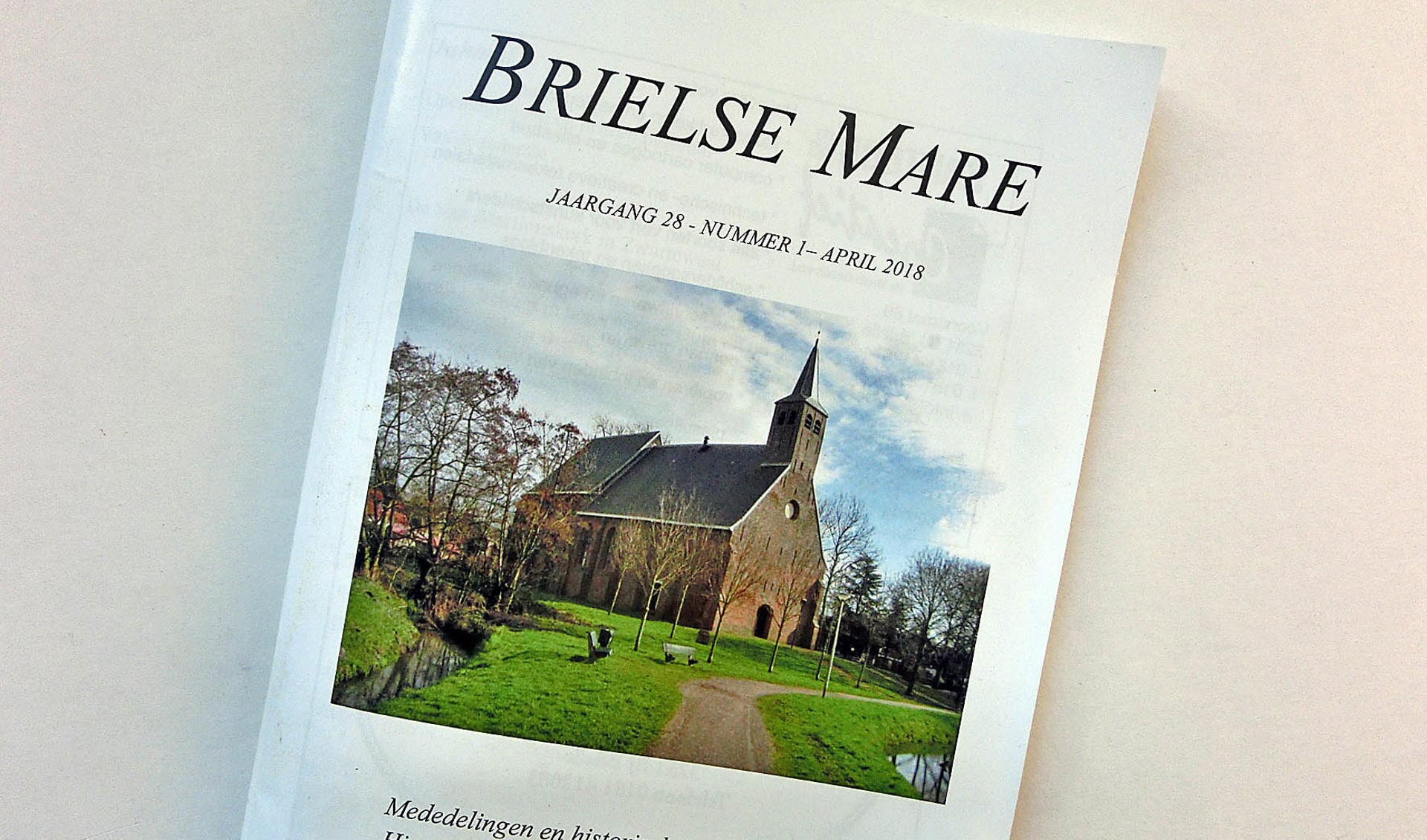 De Martinuskerk in Zwartewaal staat op de cover van het voorjaarsnummer van de Brielse Mare