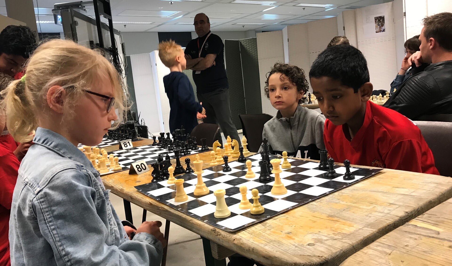 De jonge schakers zijn al druk voor de opening van het toernooi bezig. 