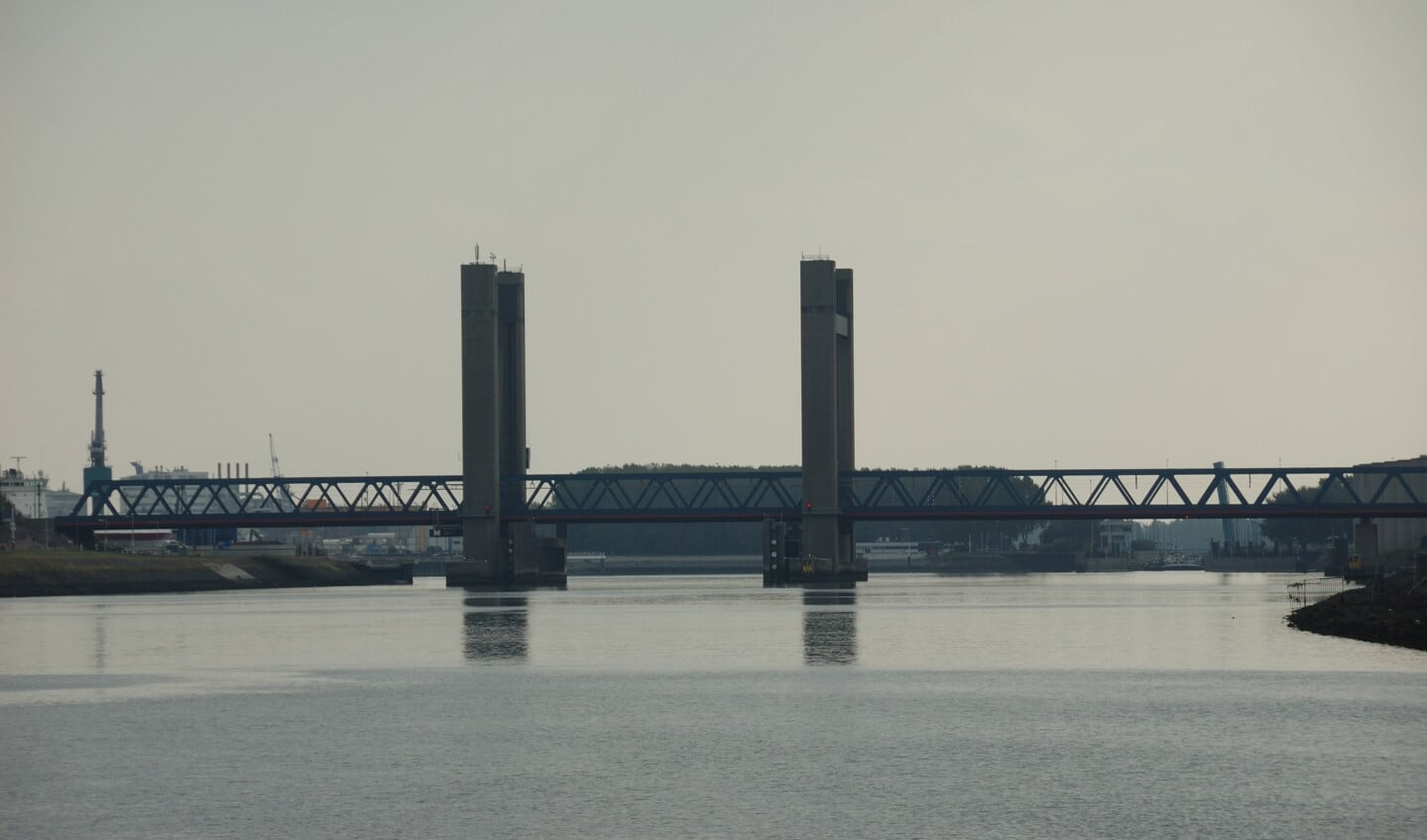 De Calandbrug is vanwege een storing tot zeker eind van het jaar niet beschikbaar voor het wegverkeer.