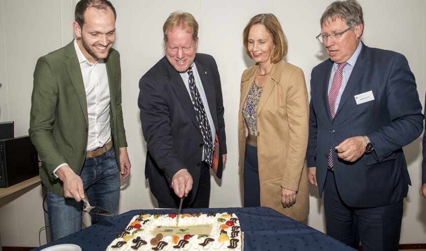Vlnr Vertegenwoordiger Wouter Struijk en de burgemeesters de Jong, Junius en Rensen