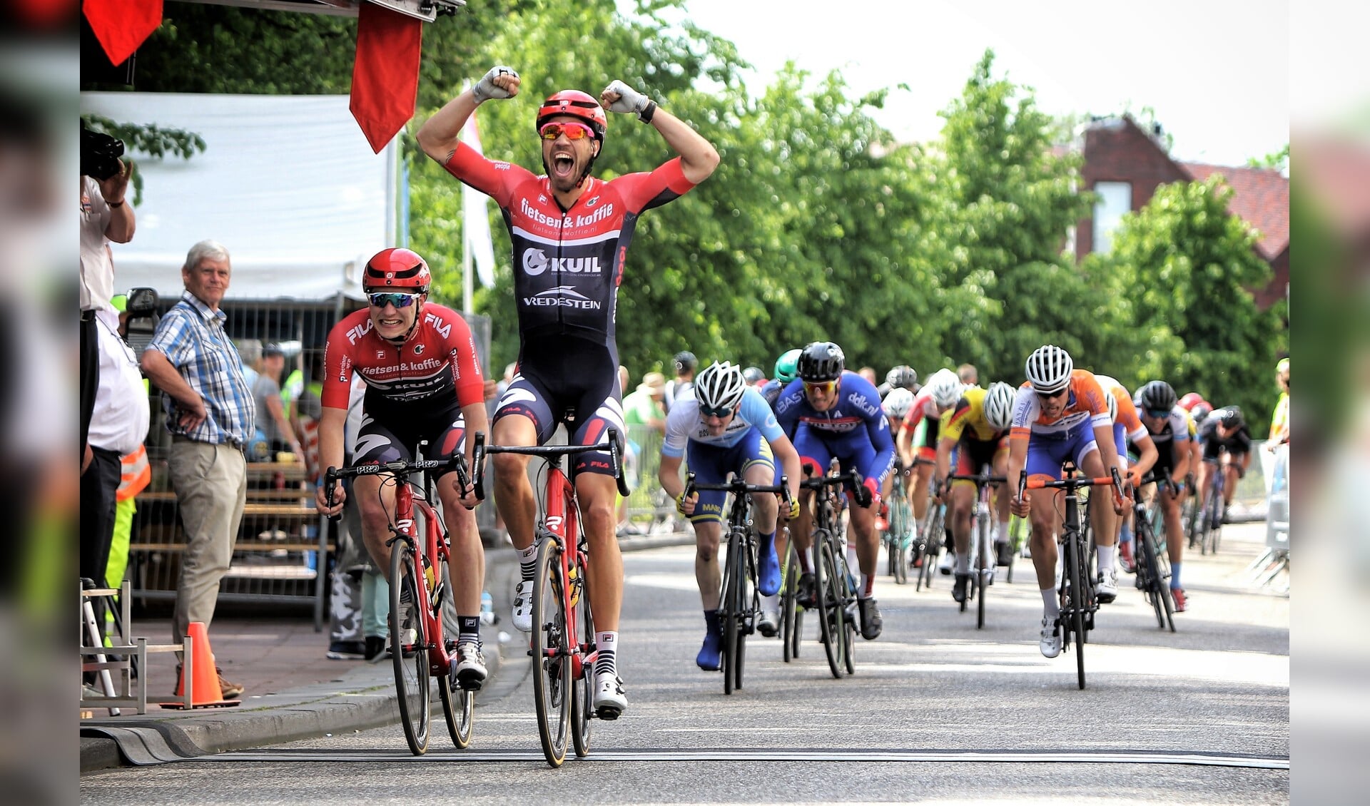 Martijn Keizer trok de sprint aan voor zijn ploeggenoot Chiel Breukelman, maar had zoveel vaart dat hij de ZHETour zelf won.