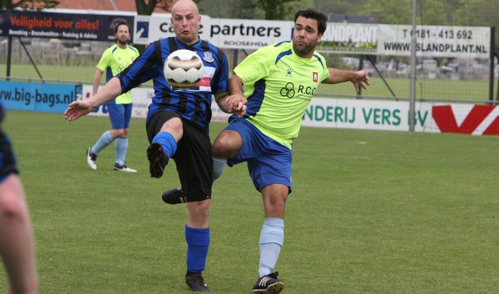 Jesper Lakerveld scoorde voor Vierpolders in de derby tegen Abbenbroek. * Foto: Wil van Balen.