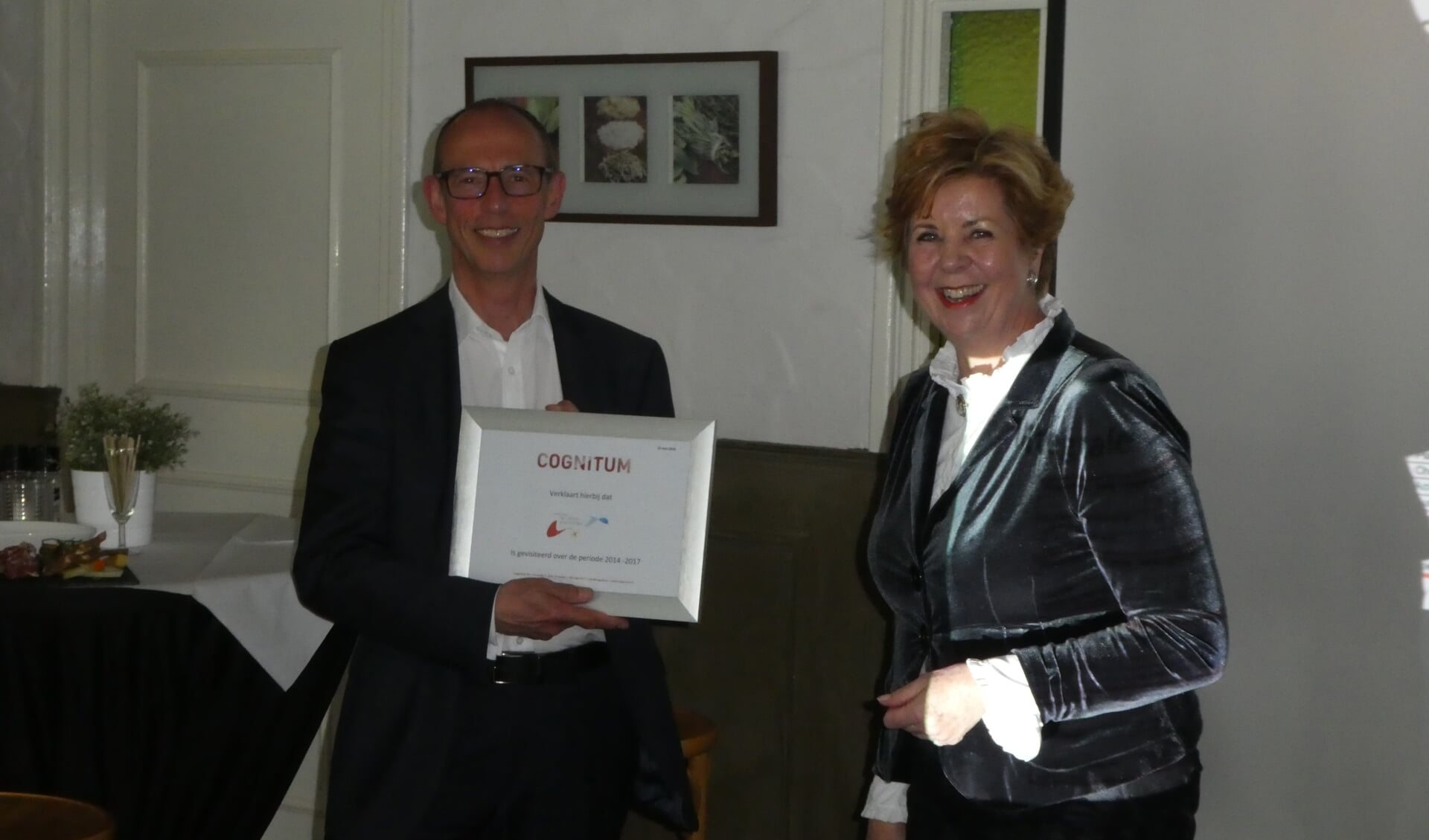 Links: directeur-bestuurder Maarten de Booij. Rechts; voorzitter visitatiecommissie Hannah Bovenkerk.