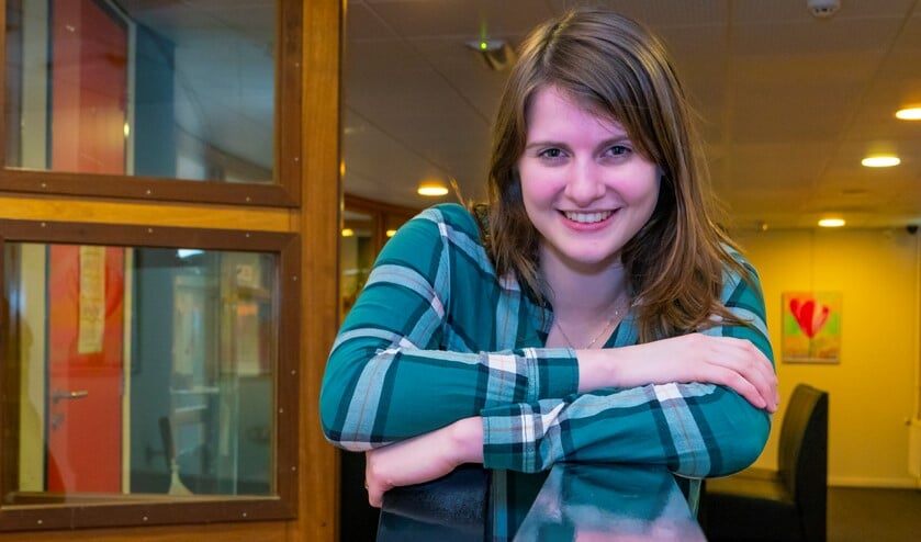 Serina valt direct voor de rocker die de stad binnenrijdt.