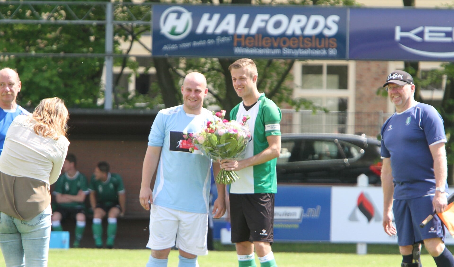 Voorafgaand aan de derby waren er bloemen van Vierpolders voor de titel van OVV in de vierde klasse G. * Foto: Wil van Balen.