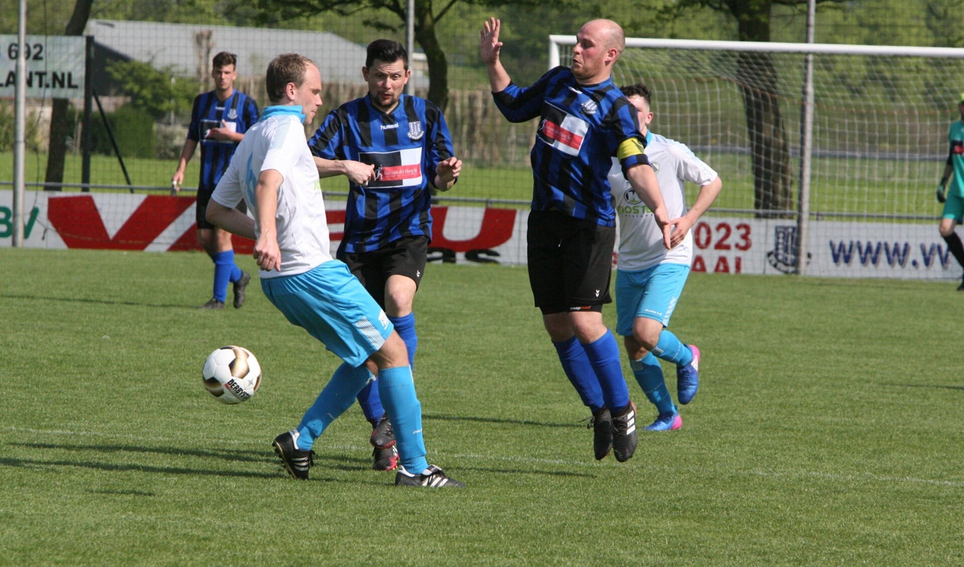 Ricardo Nijsen (midden) en Jesper Lakerveld (rechts) scoorden voor Vierpolders. * Archieffoto: Wil van Balen.