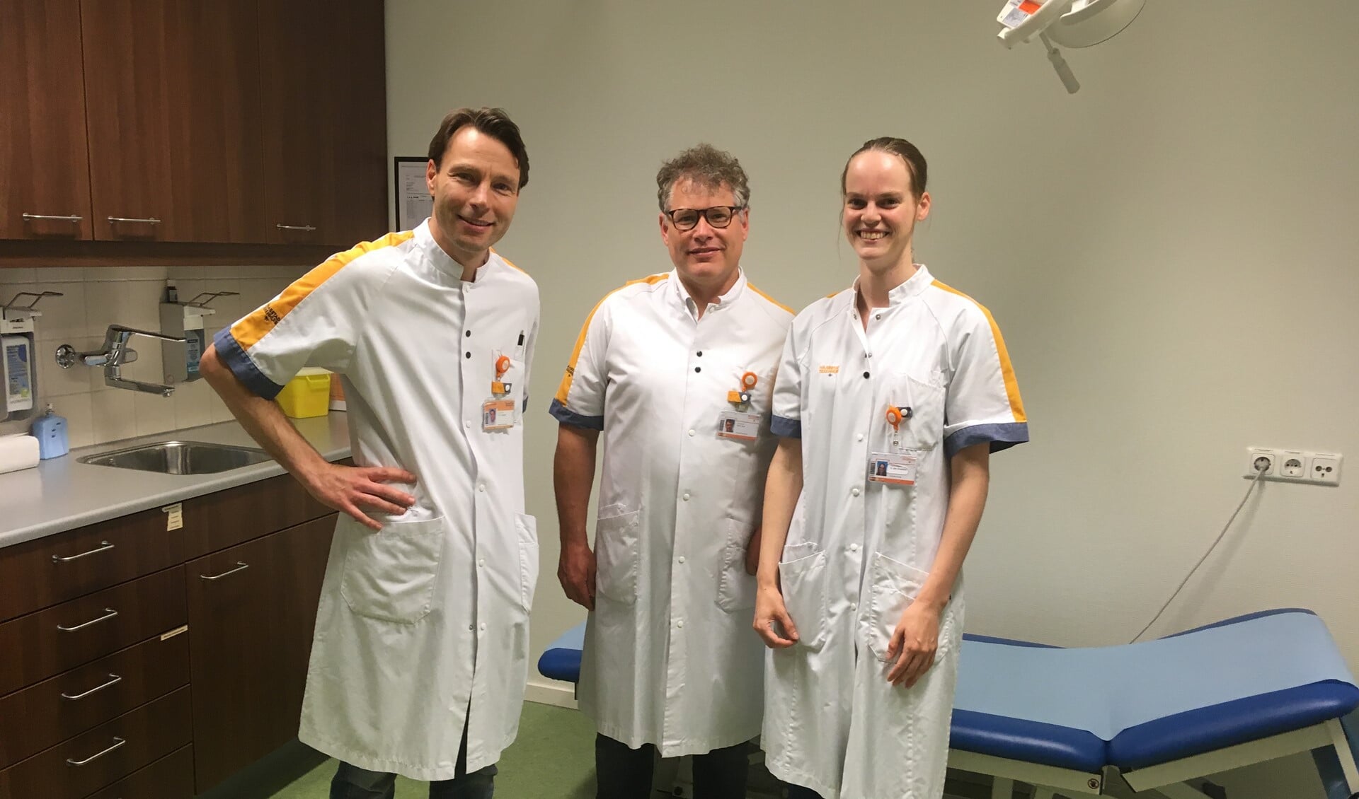 Betrokken dermatoloog Tim van Meurs, reumatoloog Marc Kok en arts-onderzoeker Hannah den Braanker in het Maasstad Ziekenhuis.