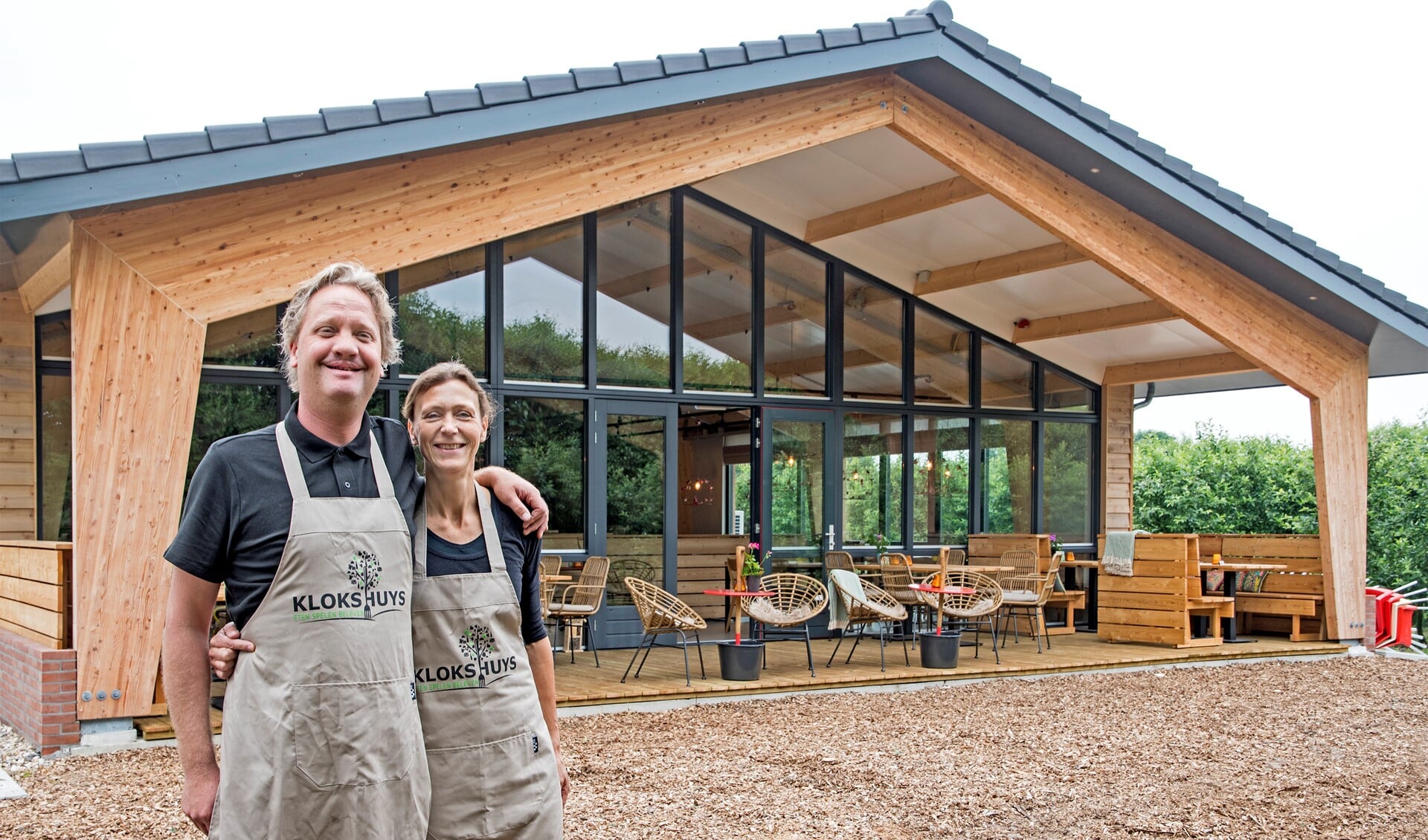 De eigenaren Robin en Nienke Klok voor hun nieuwe pannenkoekenrestaurant Klokshuys (Foto: Jos Uijtdehaage) 