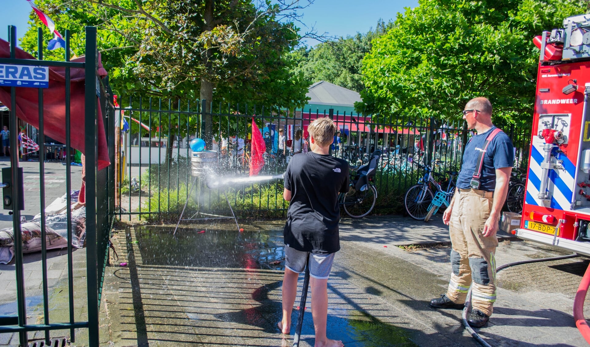 Krachttraining en focus, de brandweer maakt het spannend voor de leerlingen!  Foto: Sam Fish