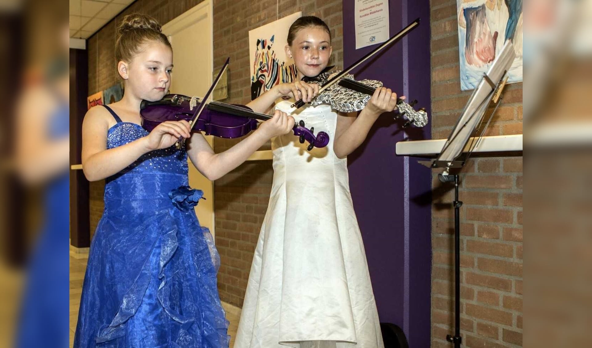 Deze bijzondere expositie werd muzikaal ondersteund op viool door, eveneens twee talentvolle kinderen namelijk Eva van Oudenaarden (10 jaar) en Hannah van Toor (10 jaar)