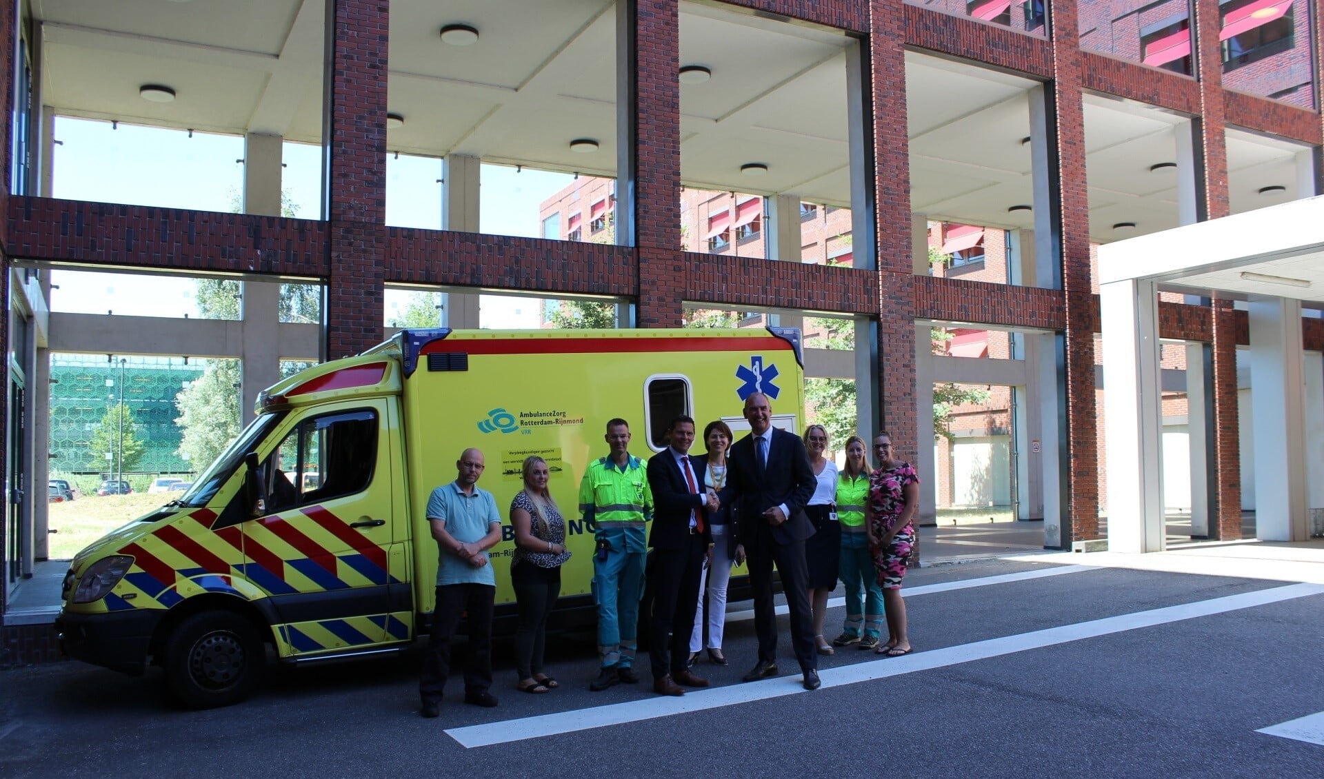 Foto: Arie Wijten, directeur AZRR en Peter Langenbach, voorzitter raad van bestuur van het Maasstad Ziekenhuis ( schudden elkaar de hand ) zijn trots op de start van het ambulance transferium