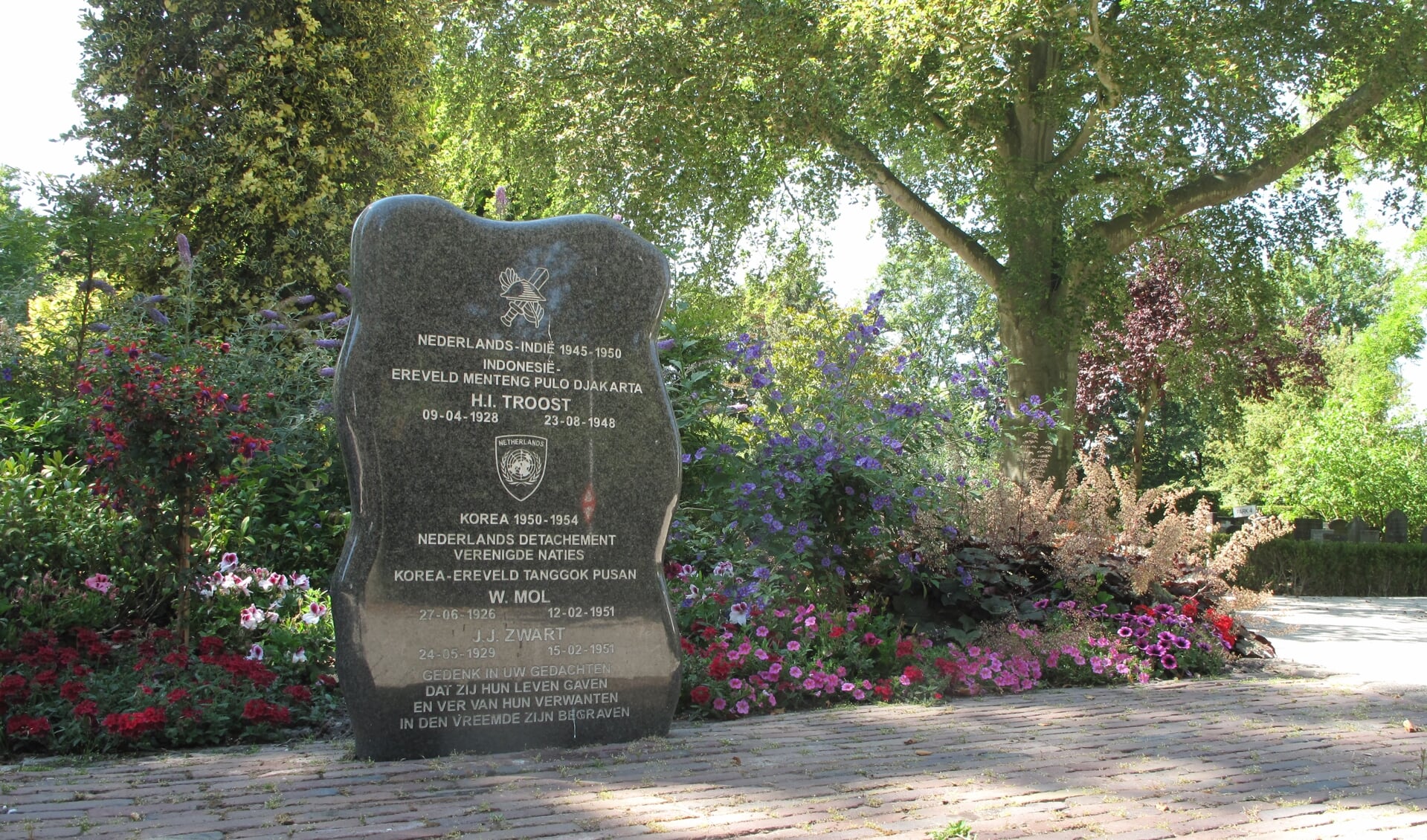 Een monument  herinnert aan Nederlandse oorlogsslachtoffers die in Nederlands-Indie en Korea zijn begraven.