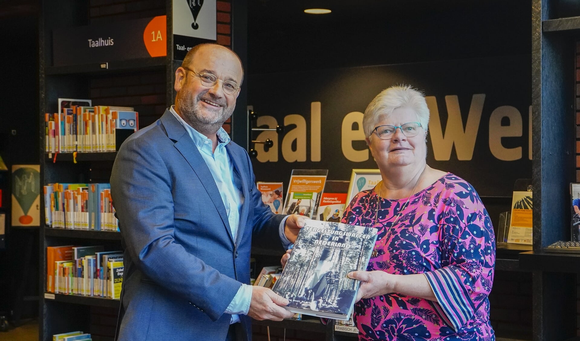 Boekenberg directeur Thissen nam het boek in ontvangst. Foto: Foto-OK.nl