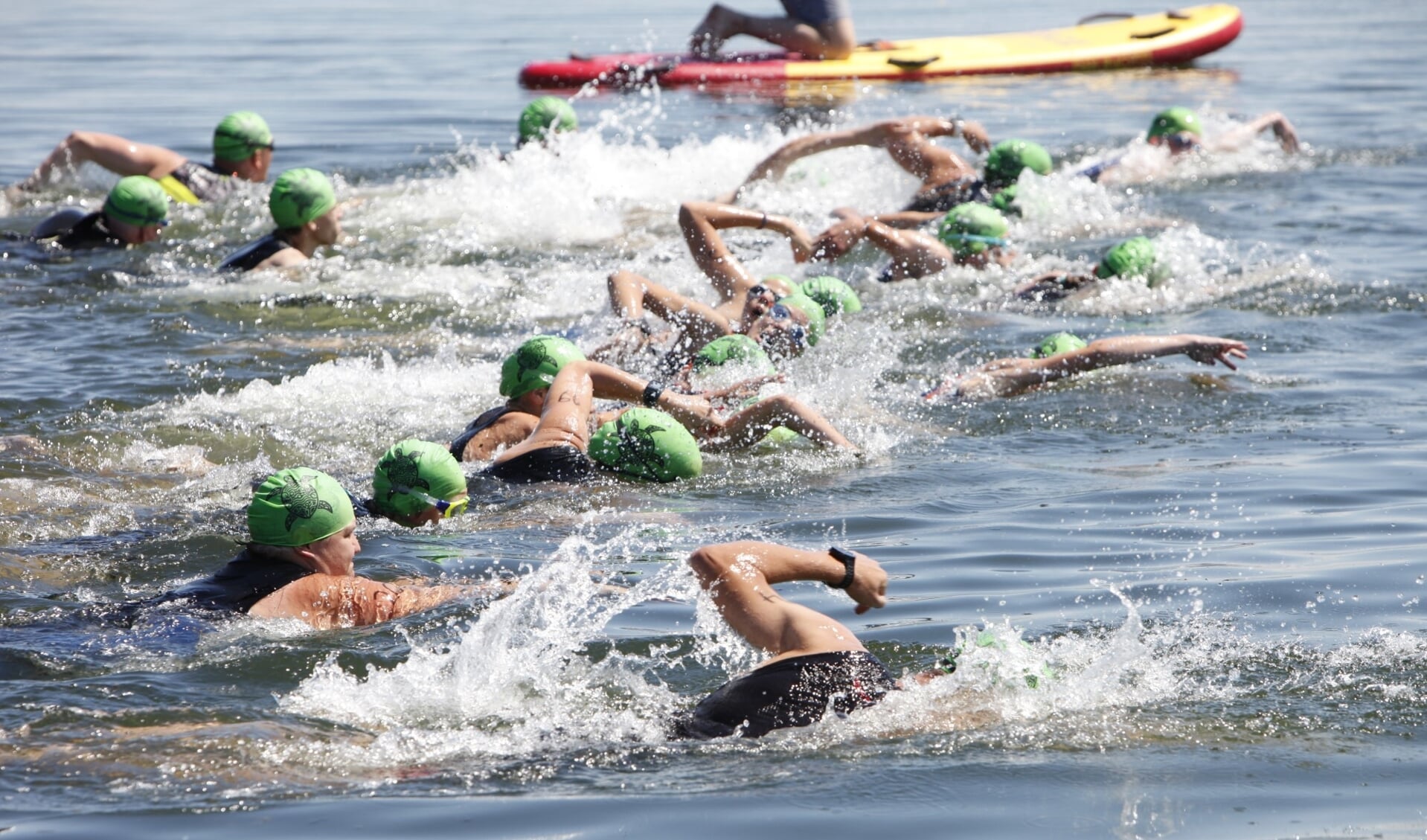 Bij het onderdeel zwemmen hadden de deelnemers het tempo er goed in. * Foto: Wil van Balen.