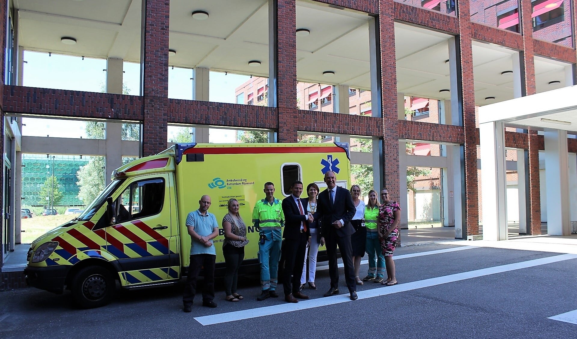 Arie Wijten, directeur AZRR en Peter Langenbach, voorzitter raad van bestuur van het Maasstad Ziekenhuis (schudden elkaar de hand) zijn trots op de start van het ambulance transferium. 