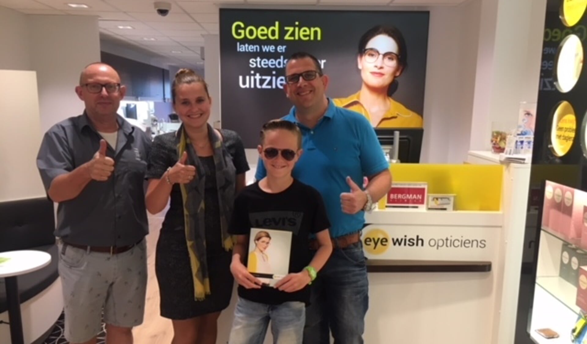 Organisatoren Jasper Dekker en Leon Jordaan, met de gelukkige winnaar van de Eye Wish Zonnebril, Luuk Borsboom.