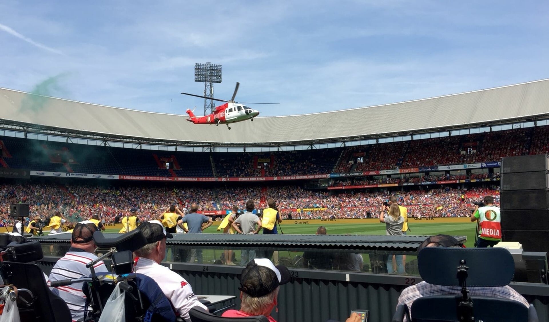 Een mooi moment: de nieuwe Feyenoord spelers worden met de helikopter naar de Kuip gebracht 