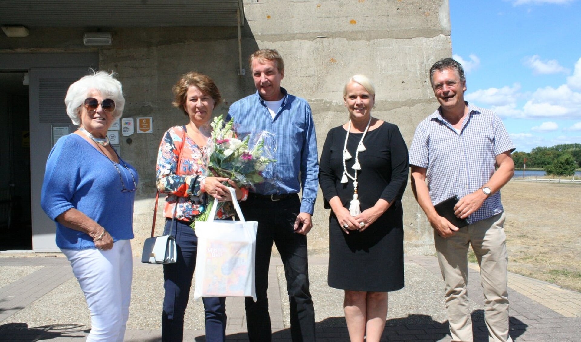 Karla Peijs (voorzitter bestuur WNM), Marleen en Eric Joustra (winnaars), Jacqueline van Burg (wethouder Cultuur Schouwen-Duiveland) en Siemco Louwerse (directeur WNM).