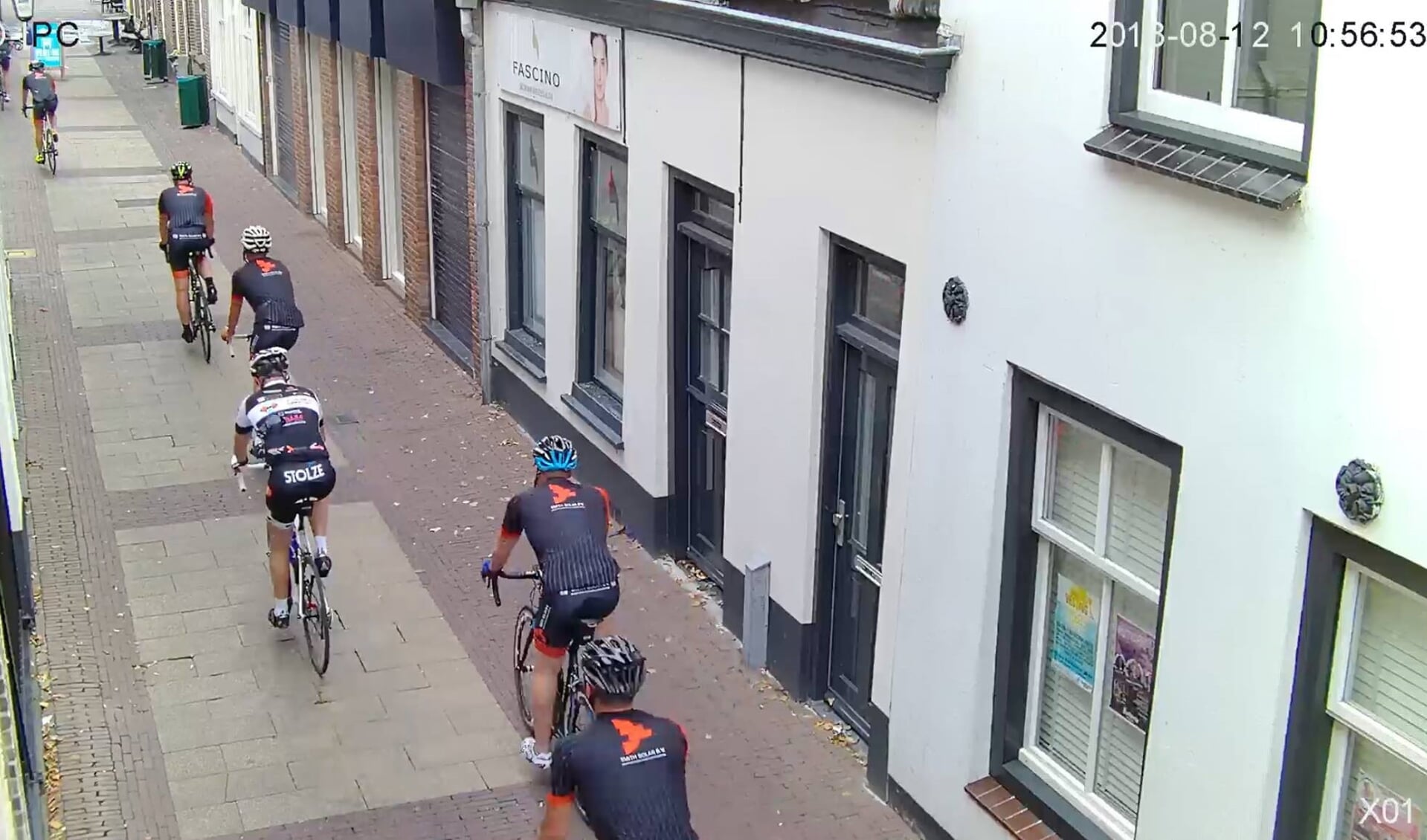 Al vele jaren vormen fietsers en scooters een bron van ergernis voor de bewoners en de bedrijven in de Kerkstraat. Het geldende fietsverbod wordt massaal genegeerd. 