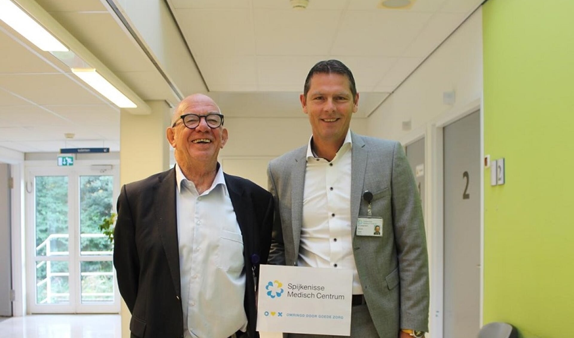 trotse bestuurders Paul van der Velden (links) en Peter Langenbach (rechts) in het Spijkenisse Medisch Centrum.