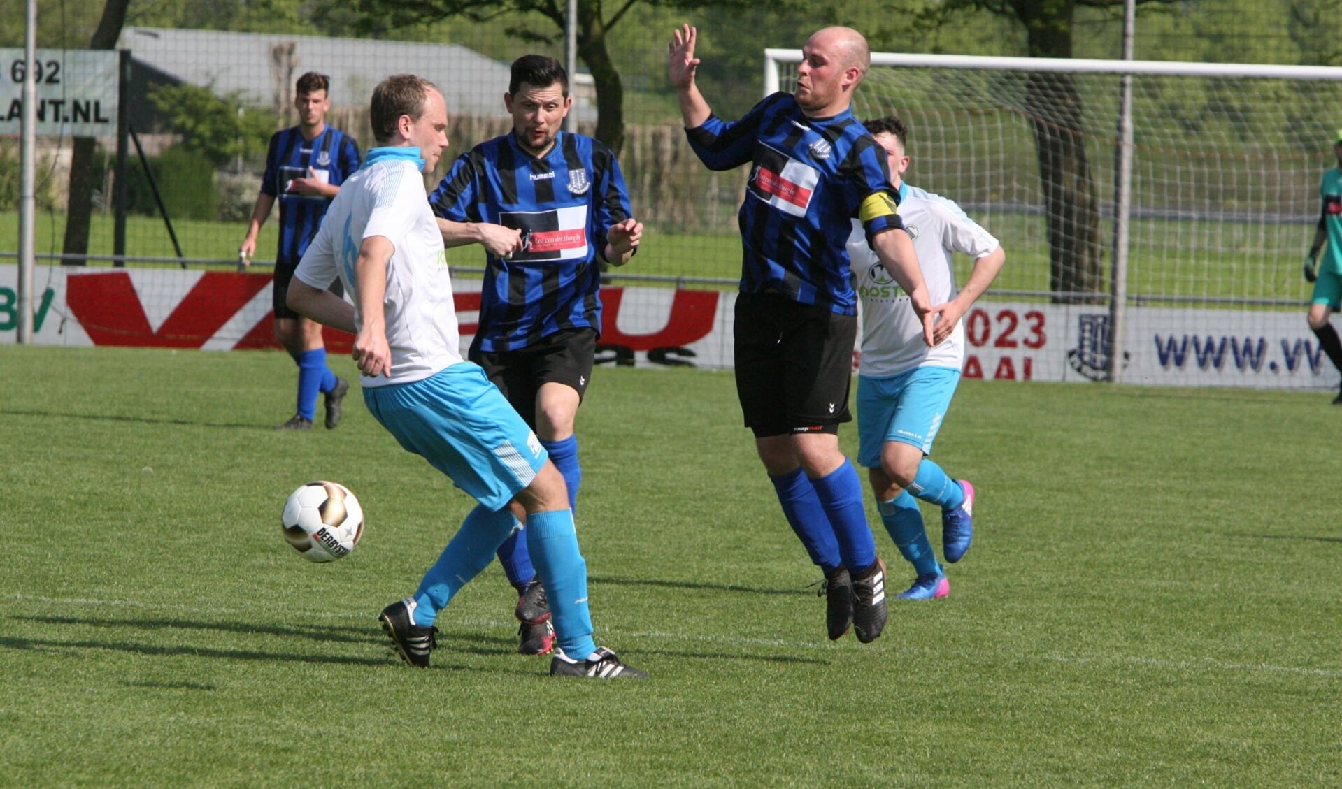 Jesper Lakerveld (midden) scoorde voor Vierpolders in het bekerduel met Stellendam. * Archieffoto: Wil van Balen.