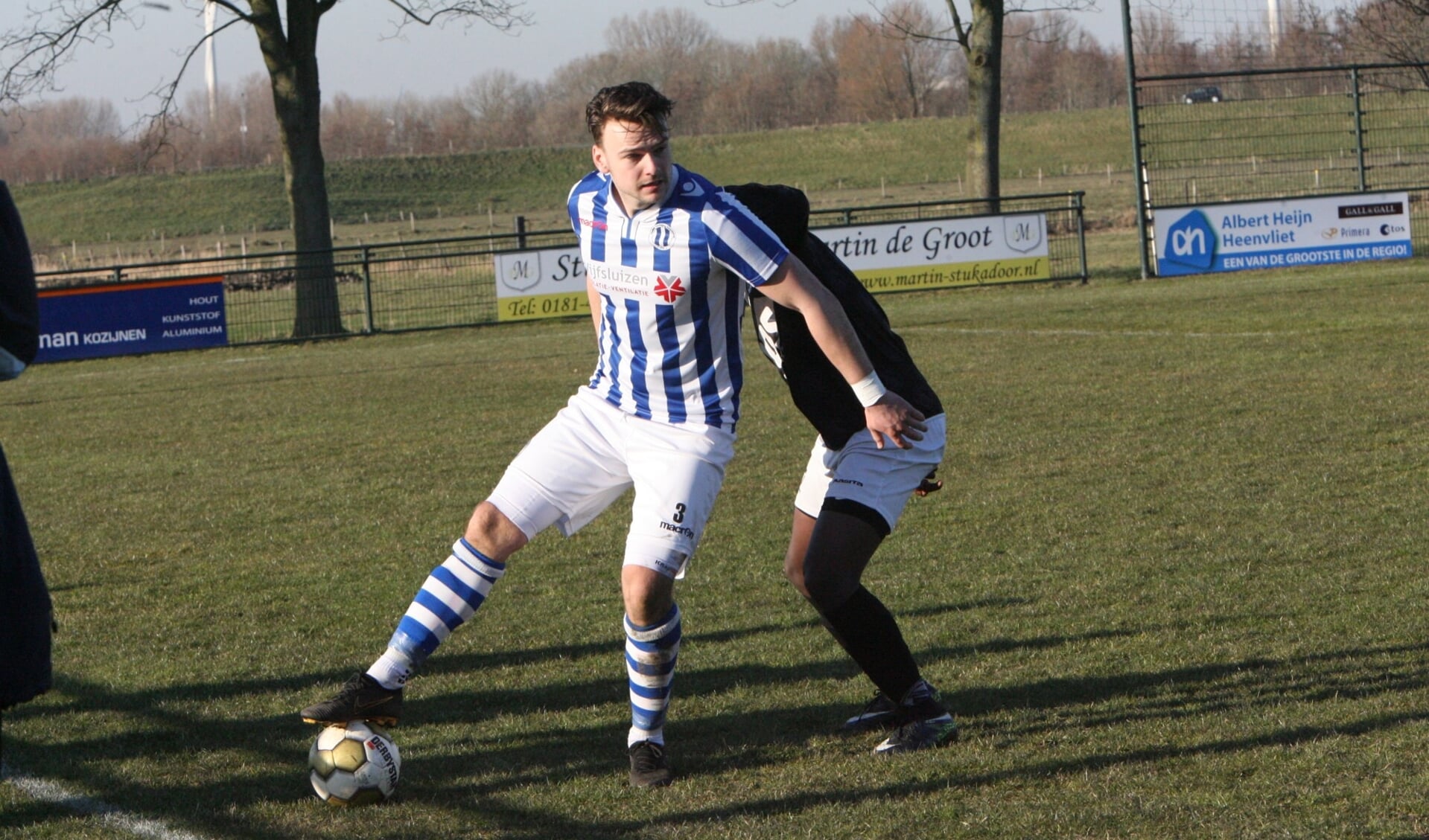 Ferry van der Spuij scoorde drie keer voor Zwartewaal in het bekerduel tegen Egelantier Boys. * Archieffoto: Wil van Balen.