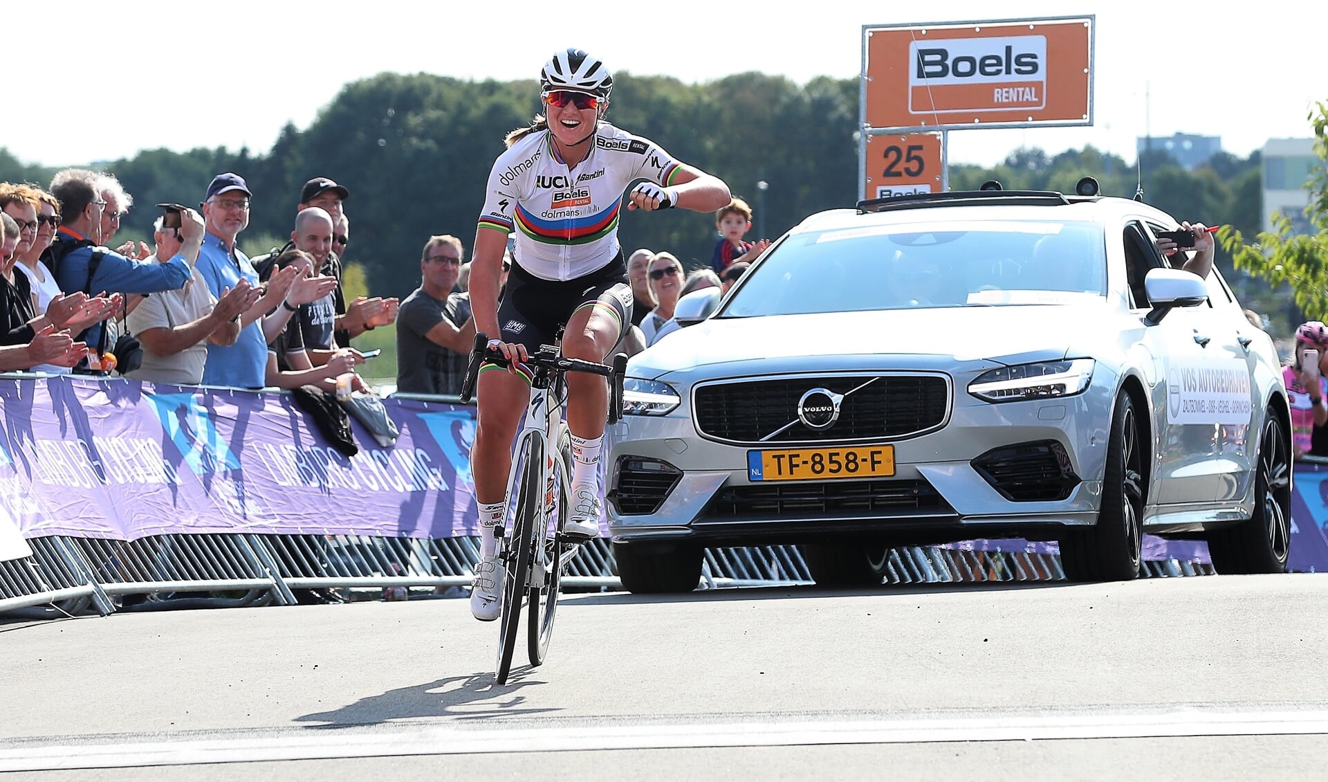 Chantal Blaak zat al lange tijd vooruit en met nog twaalf kilometer voor de wielen zette zij haar winnende solo in. 