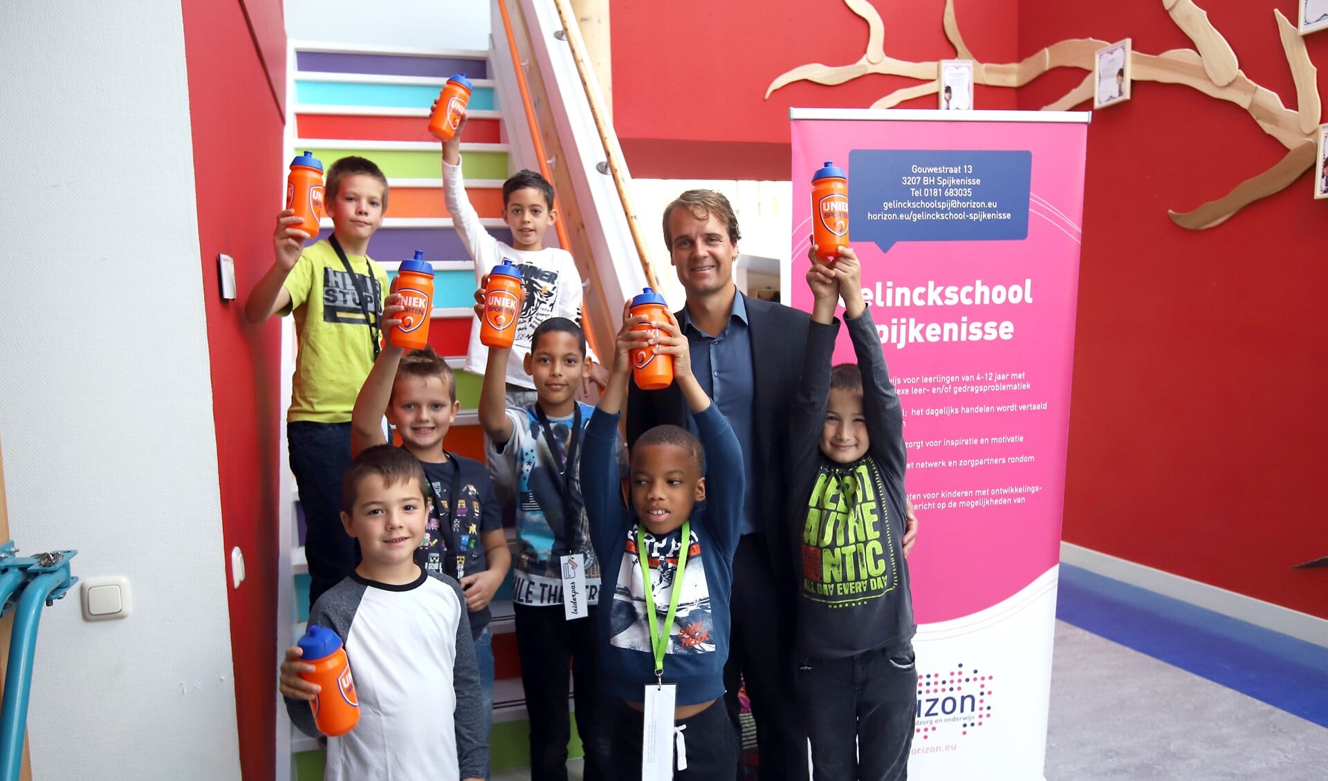 Wethouder Martijn Hamerslag geeft het startsein voor de High Five campagne op de Gelinckschool. 