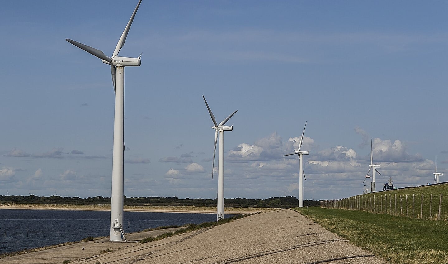 Deze zes windmolens aan de buitenzijde van de Haringvlietdam zouden vervangen moeten worden door twee megawindturbines aan de binnenzijde van de dam om zo 12 MW windenergie op te kunnen wekken. 