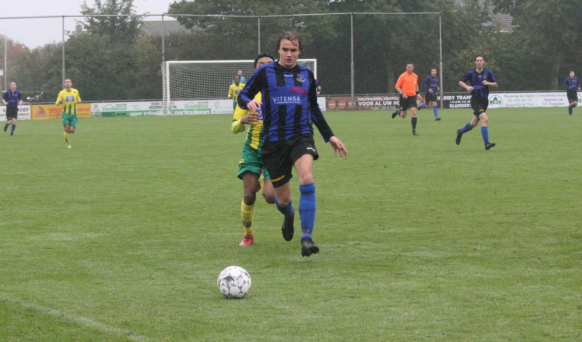 Vincent Bieling kwam niet tot scoren voor Vierpolders in het duel tegen Rijnmond Hoogvliet Sport. (Foto: Wil van Balen).