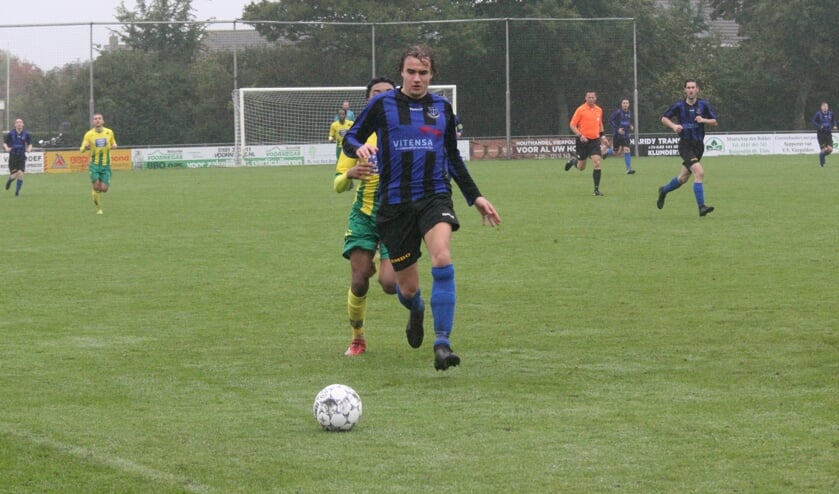 Vincent Bieling kwam niet tot scoren voor Vierpolders in het duel tegen Rijnmond Hoogvliet Sport. (Foto: Wil van Balen).