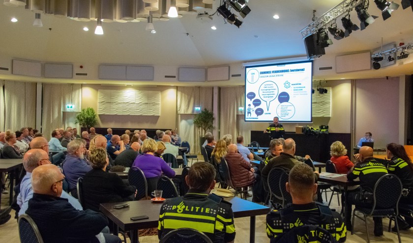 Politie en buurtpreventie komt samen in het Prieel van de Staver in Sommelsdijk voor de start van het Donkere Dagen Offensief. Foto: Sam Fish