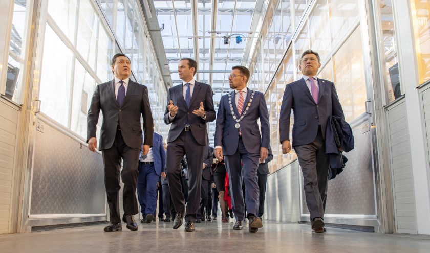 De premier van Kazachstan, Askar Mamin, bracht gisteren een bezoek aan het WHC.